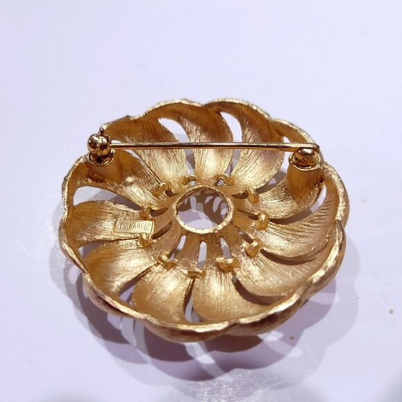 Vintage CROWN TRIFARI Spiral Pinwheel Brooch Gold-tone Brushed Texture - Picture 2 of 6